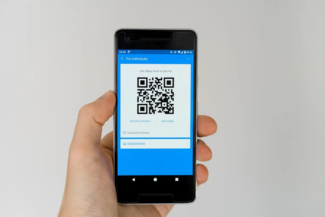스마트폰 카메라로 그림처럼 디자인된 예술적 QR 코드를 스캔하는 모습 — AI로 만든 QR 아트가 실제로 인식되는 장면