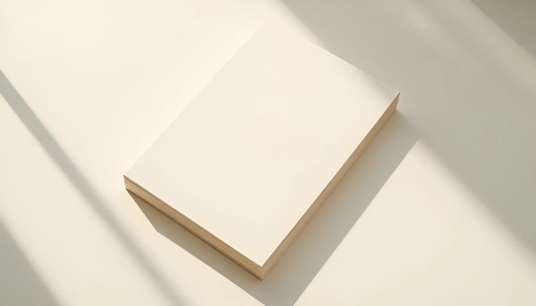 반듯하게 포개진 크림색 종이 묶음과 부드러운 창가 빛 — 흩어진 데이터가 한 장으로 정돈되는 순간을 담은 편집 사진